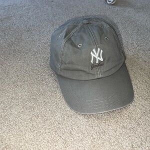 New York Yankees hat grey